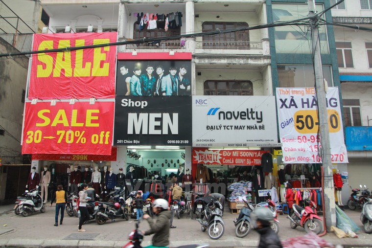 Những con phố nhộn nhịp mua sắm ngày cuối năm ảnh 3