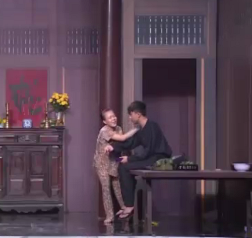 Hội ngộ danh hài: Trấn Thành bị 'tụt quần' ngay giữa sân khấu ảnh 2