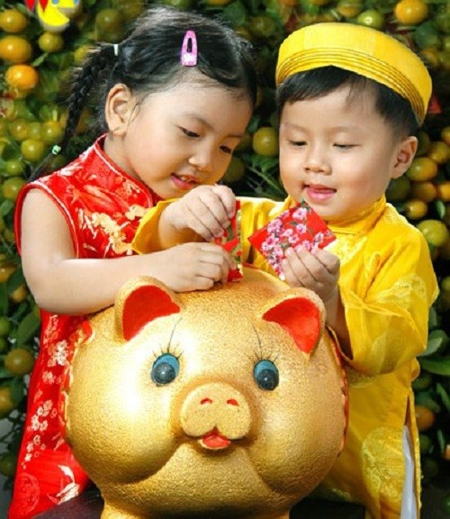 Dạy con cách nhận tiền lì xì ngày Tết ảnh 1