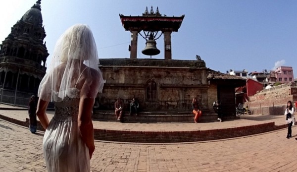 Cô dâu mặc váy cưới đi du lịch khắp Châu Âu một mình ảnh 9