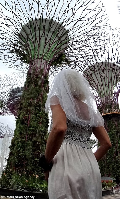 Cô dâu mặc váy cưới đi du lịch khắp Châu Âu một mình ảnh 8