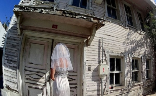 Cô dâu mặc váy cưới đi du lịch khắp Châu Âu một mình ảnh 10