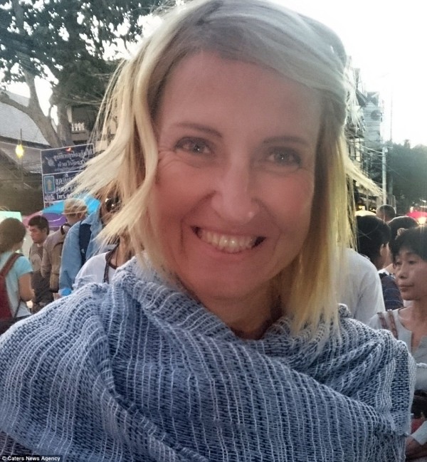 Cô dâu mặc váy cưới đi du lịch khắp Châu Âu một mình ảnh 2