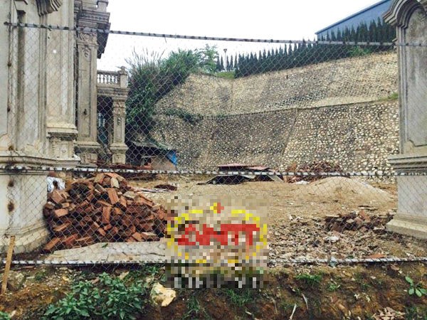 Cận cảnh biệt thự của đại gia 'nữ hoàng chuối' bỏ hoang bên sông ảnh 4