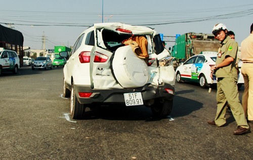  Bị xe rác hất tung,4 người hoảng loạn kêu cứu trong xe ôtô 4 chỗ ảnh 1