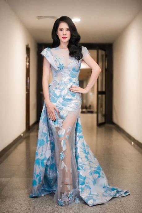 Mãn nhãn 8 bộ váy trong đêm 'Giữ lại hạnh phúc' của Thu Phương ảnh 2