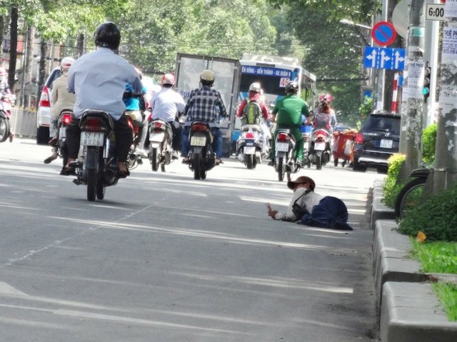 Ăn xin kiếm rất nhiều tiền, buộc họ chuyển 'nghề' được không? ảnh 2