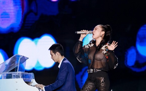 Thu Minh xin lỗi vì diện áo xuyên thấu lộ nội y ở Bài hát tôi yêu ảnh 5