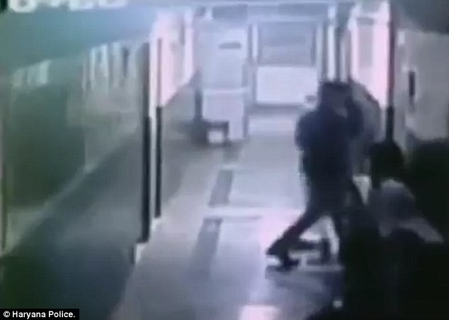 Thiếu nữ bị cưỡng hiếp ngay tại bệnh viện khi vừa sinh con ảnh 4