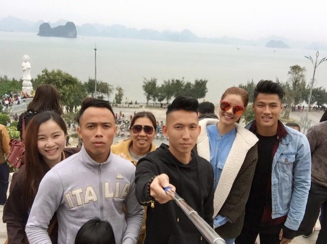 Ly Kute khoe bụng bầu 8 tháng mặc Mạc Hồng Quân 'bám chặt' Kỳ Hân ảnh 6