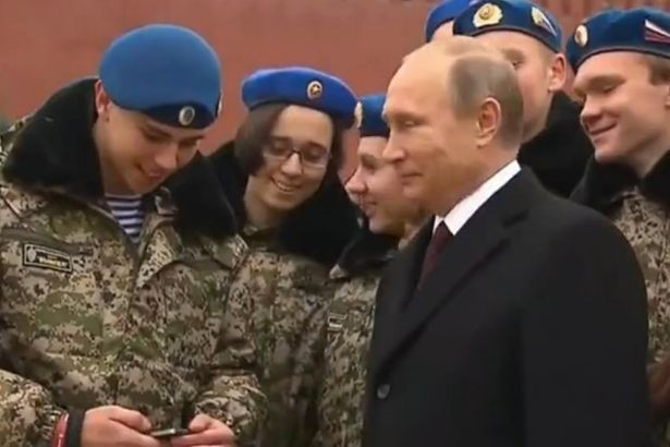 'Rủ rê' ông Putin chụp ảnh tự sướng và cái kết đầy bất ngờ ảnh 1