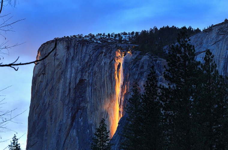 Kỳ lạ dòng ‘thác lửa’ phun nước đỏ rực như nham thạch ảnh 3