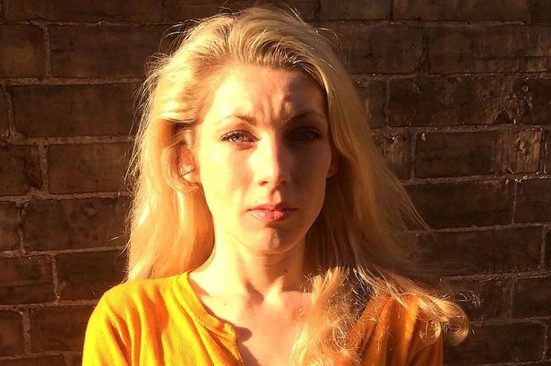 Bức xúc với thủ tục an ninh, nữ du khách tụt váy giữa sân bay ảnh 1