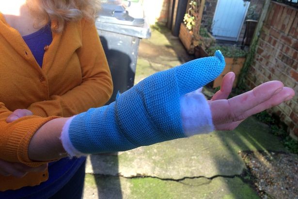 Bức xúc với thủ tục an ninh, nữ du khách tụt váy giữa sân bay ảnh 3