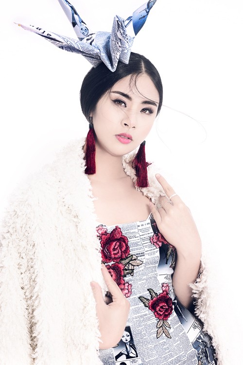 Ngọc Hân diện thời trang 'giấy báo' cực chất khoe vẻ quyến rũ ảnh 2