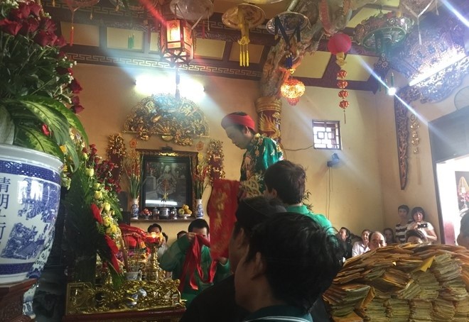 Hoài Linh hầu đồng sau khi bị hãm hại vụ đền thờ Tổ bị dỡ bỏ ảnh 4