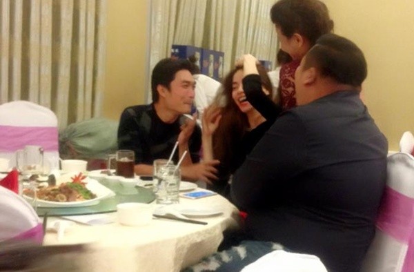 Hồ Ngọc Hà ăn uống, cười tươi giữa scandal 10 nhãn hàng tẩy chay ảnh 2