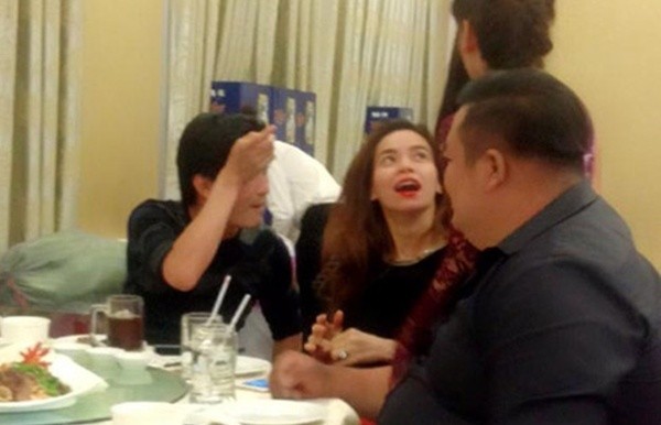 Hồ Ngọc Hà ăn uống, cười tươi giữa scandal 10 nhãn hàng tẩy chay ảnh 4