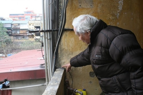 Sống trong sợ hãi dưới chung cư nghiêng dọa sập ở Thủ đô ảnh 5