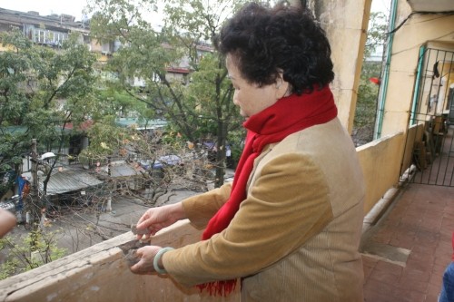 Sống trong sợ hãi dưới chung cư nghiêng dọa sập ở Thủ đô ảnh 1