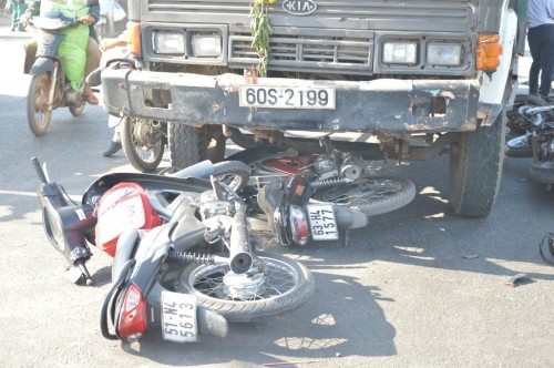 Xe ben 'húc' 7 xe máy khiến nhiều người bị thương ảnh 2
