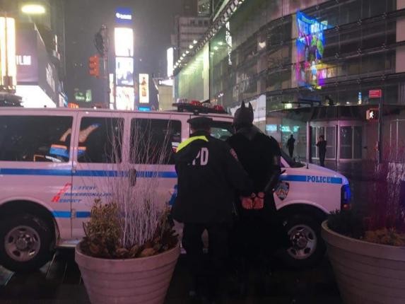 Người Dơi bị cảnh sát bắt vì... ăn trộm 50 đô la ảnh 1