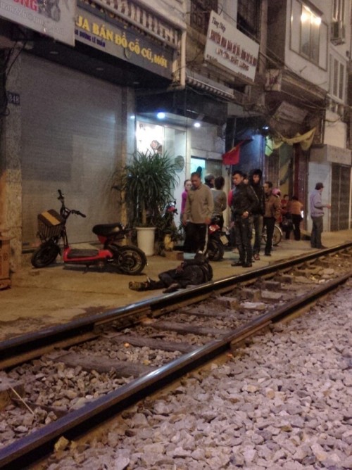 Hà Nội: Thanh niên ngồi trên đường ray bị tàu hỏa tông bay xa 10m ảnh 1