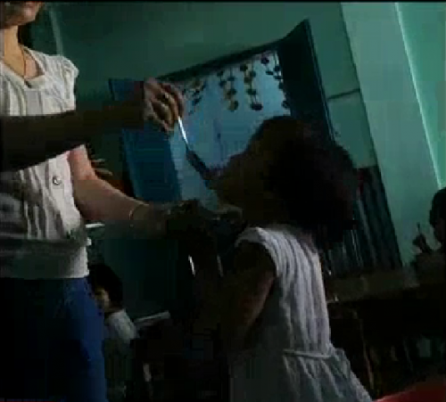 Giáo viên mầm non dùng tay, muỗng inox đánh trẻ trong giờ ăn ảnh 2