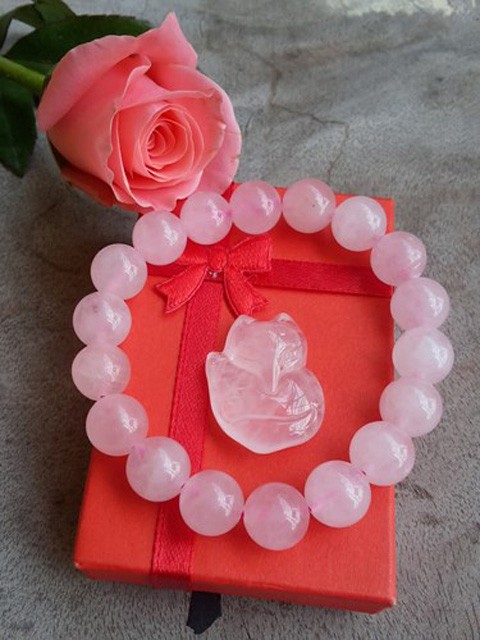 Sốt xình xịch với những kiểu kiếm tiền ‘bám váy’ scandal ảnh 3