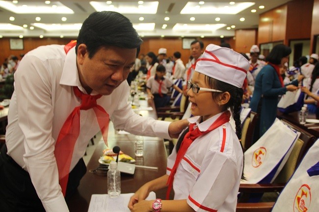 Bí thư Thành ủy Đinh La Thăng mong làm bạn với học sinh ảnh 5