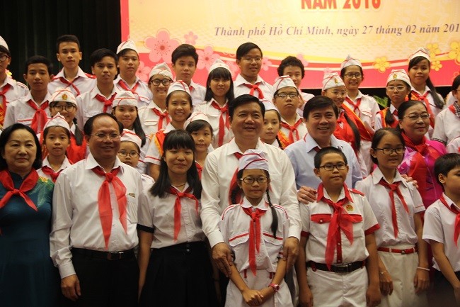 Bí thư Thành ủy Đinh La Thăng mong làm bạn với học sinh ảnh 6