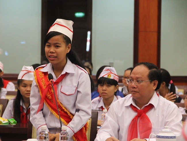 Bí thư Thành ủy Đinh La Thăng mong làm bạn với học sinh ảnh 2