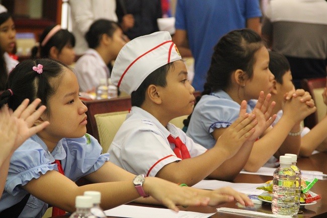 Bí thư Thành ủy Đinh La Thăng mong làm bạn với học sinh ảnh 3