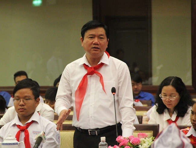 Bí thư Thành ủy Đinh La Thăng mong làm bạn với học sinh ảnh 4