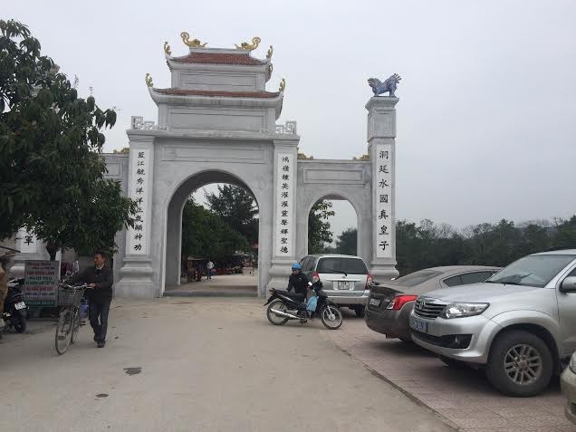 Trái lệnh Thủ tướng, nhiều xe công vẫn vãn cảnh, thăm đền ảnh 5