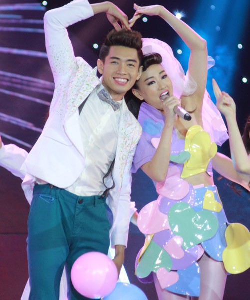 Vắng Hà Hồ, Maya 'táo bạo' hôn Quang Đăng trên sân khấu The Remix ảnh 2