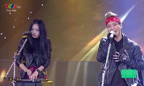 Vắng Hà Hồ, Maya 'táo bạo' hôn Quang Đăng trên sân khấu The Remix ảnh 7
