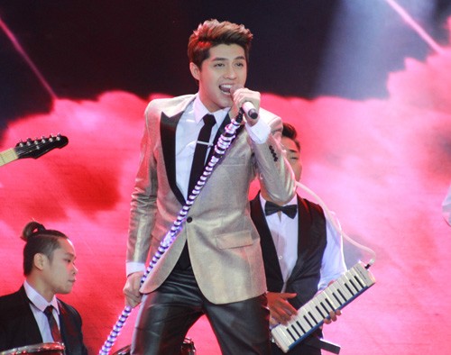 Vắng Hà Hồ, Maya 'táo bạo' hôn Quang Đăng trên sân khấu The Remix ảnh 5