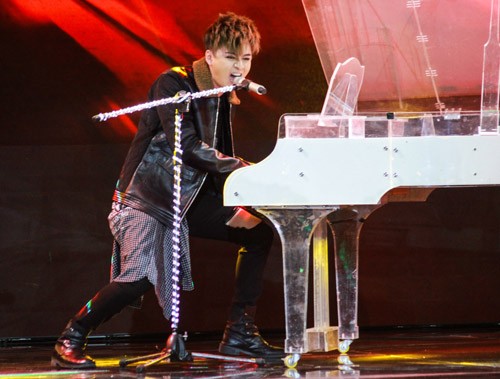 Vắng Hà Hồ, Maya 'táo bạo' hôn Quang Đăng trên sân khấu The Remix ảnh 4