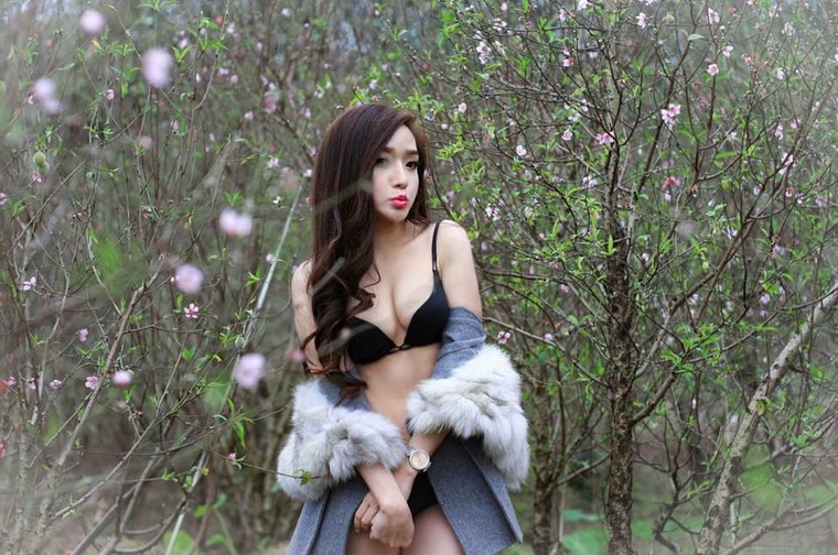 Phản cảm thiếu nữ mặc bikini 'thả dáng' giữa vườn đào ảnh 3