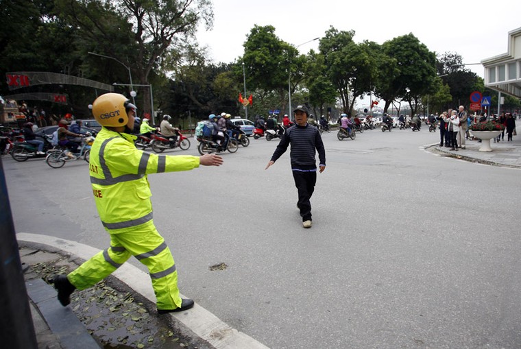 Bị ‘cướp’ vỉa hè thì làm sao mà đi bộ đúng luật? ảnh 1