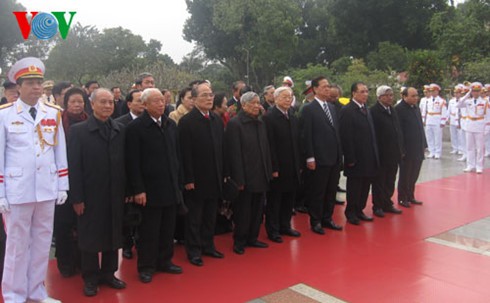 Lãnh đạo Đảng, Nhà nước vào Lăng viếng Chủ tịch Hồ Chí Minh ảnh 2