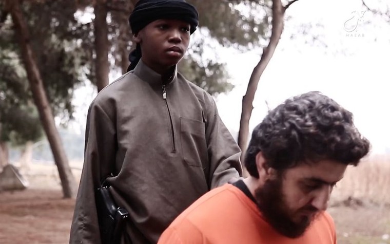 Rợn người ‘đao phủ IS nhí’ hành quyết con tin, đe dọa Mỹ ảnh 2