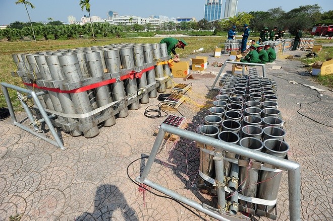 Trận địa pháo hoa lớn nhất đêm giao thừa ở Hà Nội ảnh 1