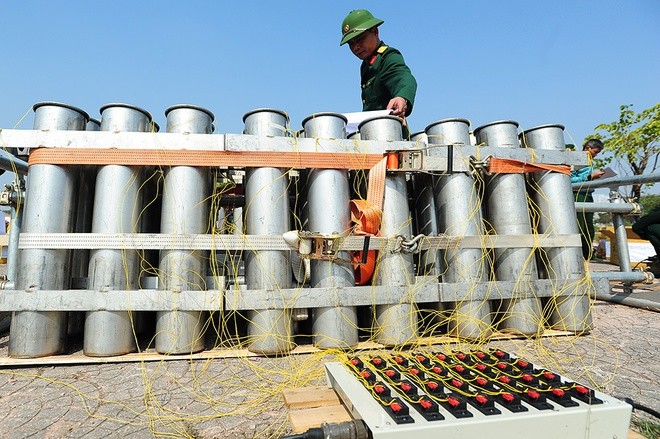 Trận địa pháo hoa lớn nhất đêm giao thừa ở Hà Nội ảnh 8