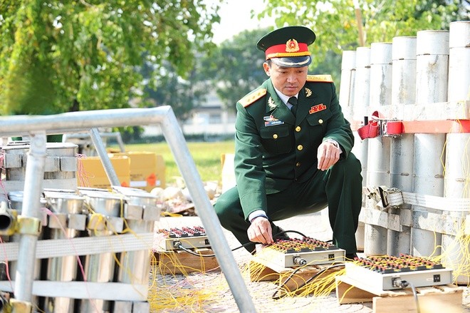 Trận địa pháo hoa lớn nhất đêm giao thừa ở Hà Nội ảnh 9