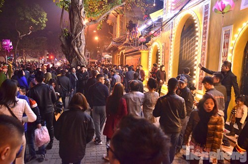 Người Hà Nội lễ chùa đầu năm mới Bính Thân 2016 ảnh 4