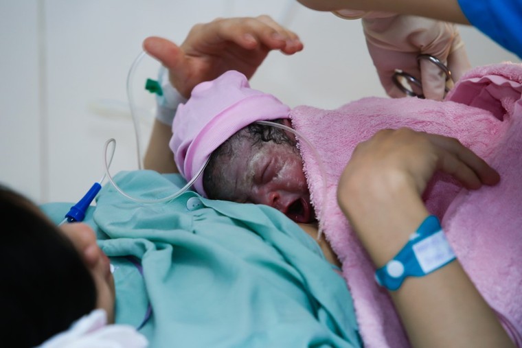 Chào đón công dân nhí đầu tiên của năm Bính Thân ảnh 2