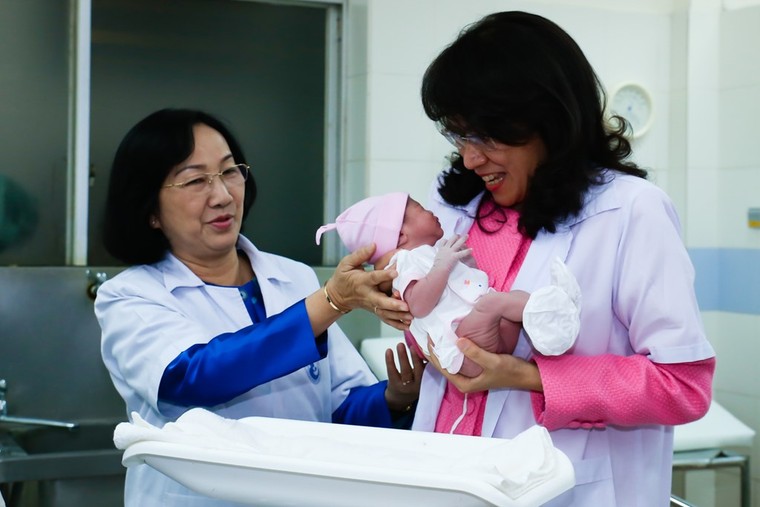 Chào đón công dân nhí đầu tiên của năm Bính Thân ảnh 8