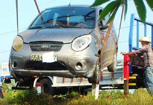 Xế hộp cắm đầu xuống ao, 3 người bị thương ảnh 1